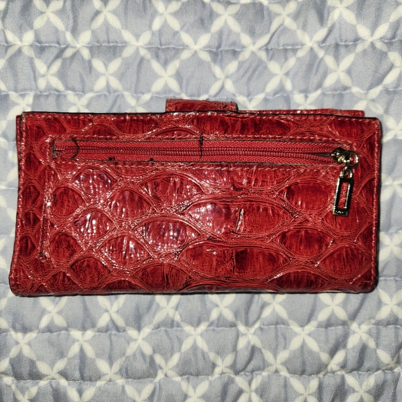 GUESS wallet in wine red shiny patent finish. - Picture 4 of 12